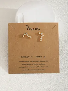 Orecchino a perno zodiaco Pesci dorato con zirconi su cartoncino regalo a tema