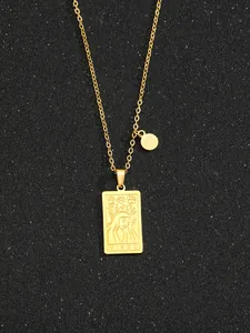 Detailaufnahme der goldenen Sternzeichen-Halskette mit Jungfrau-Anhänger und Stern-Charm