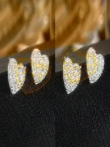 Makro-Detail von herzförmigen Gold-Ohrringen mit weißen Mikro-Pave-Zirkon-Kristallen