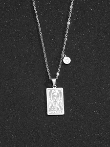 Detail der silbernen Stier-Sternzeichen-Halskette mit graviertem Tarot-Design auf schwarzem Grund