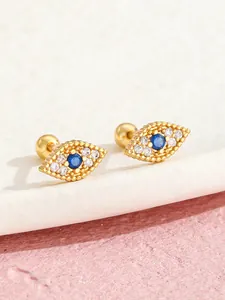 Dettaglio degli orecchini occhio del diavolo dorati con zircone blu e chiusura a vite