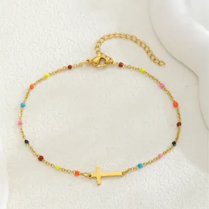 Bracelet en acier doré avec pendentif croix et perles colorées, chaîne ajustable