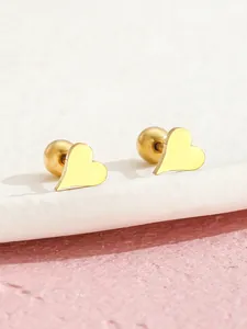 Dettaglio di orecchini a cuore in oro con smalto giallo e chiusura a vite sicura