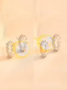 Detailansicht goldener Sonnenblumen Ohrstecker mit großen brillanten runden Zirkonia