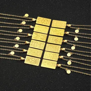 Goldenes Sternzeichen-Halsketten-Set mit Tarot-Anhängern auf Glitzer-Hintergrund