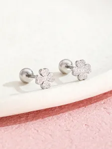 Dettaglio degli orecchini a quadrifoglio in argento con strass e chiusura a vite di sicurezza