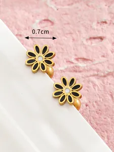 Dettaglio orecchini a margherita da 0,7 cm con petali neri e bordi placcati oro
