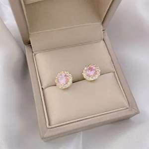 Elegante Sonnenblumen-Ohrringe mit rosa Zirkon und goldenem Halo in einer Schmuckschachtel