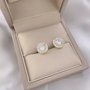 Elegante Sonnenblumen-Ohrstecker mit Zirkonia und vergoldeter Fassung in einer Box
