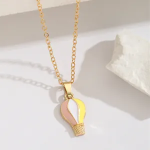 Collier à pendentif montgolfière avec émail coloré sur une chaîne à maillons dorés