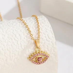 Collier élégant œil porte-bonheur doré avec strass roses sur socle en pierre blanche