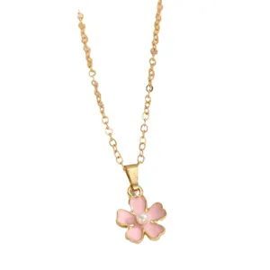 Collier doré élégant avec pendentif fleur en émail rose et une perle blanche centrale
