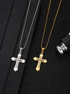 Detalle de los colgantes de cruz en plata y oro con pequeños cristales pavé incrustados