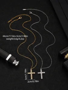 Detalle del colgante de cruz 3x2cm con medidas indicadas sobre fondo negro de lujo