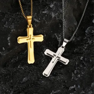Collar de doble cruz en oro y plata sobre un fondo de piedra negra natural de alta calidad
