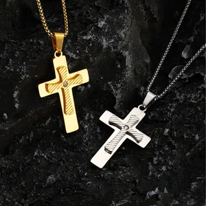 Juego de collares con colgante de cruz de doble capa y cristal sobre fondo de piedra