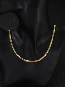 Detalle de una cadena de serpiente dorada de 1,2 mm en un modelo con acabado brillante