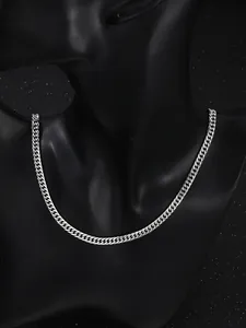 Primer plano detallado de una cadena de eslabones plateada brillante en un maniquí negro