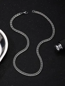 Primer plano detallado de una cadena de serpiente plateada con cierre de langosta en negro