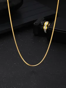 Detalle de la fina cadena de serpiente dorada con textura suave y acabado metálico pulido