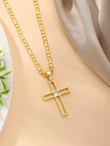 Detalle de colgante de cruz dorada con circón en un elegante collar de cadena Fígaro