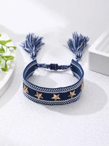 Pulsera boho tejida azul marino con tachuelas de estrellas doradas y borlas