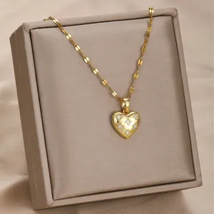 Collar con colgante de corazón dorado con pedrería y elegante caja de regalo champán