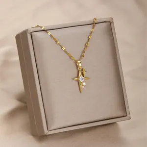 Elegante collar dorado con colgante de estrella y circón sobre satén beige