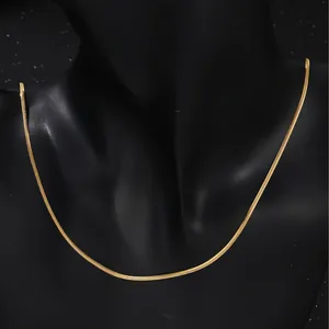 Collar de cadena de serpiente chapado en oro minimalista en un busto de modelo negro