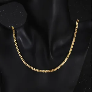 Collar de cadena de serpiente dorada de 1,2 mm en un elegante busto de terciopelo negro