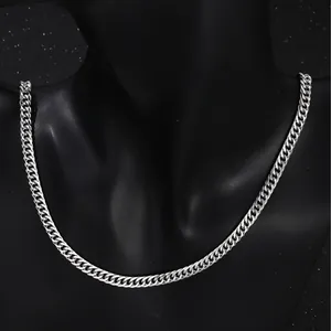 Collar de cadena de eslabones plateado pulido en busto negro de joyería para moda