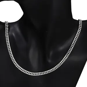 Elegante collar de cadena de serpiente plateada en maniquí para un look de moda minimalista