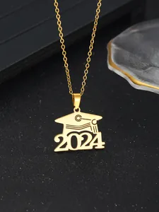 Dettaglio della collana di laurea 2024 con ciondolo a tocco dorato e catena lucida a croce