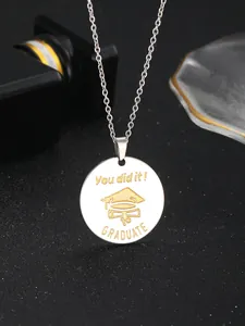 Dettaglio della collana di laurea in acciaio argento con incisione You Did It e tocco