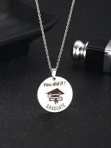 Vista macro del ciondolo di laurea in argento con incisione You did it e Graduate