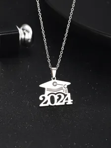 Dettaglio della collana in acciaio inossidabile argento con ciondolo tocco di laurea 2024