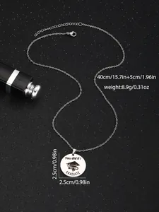 Dettaglio del ciondolo 25mm in acciaio inox con incisione You did it GRADUATE e tocco
