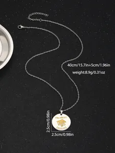 Dettaglio macro della collana di laurea in acciaio con cappello e testo incisi