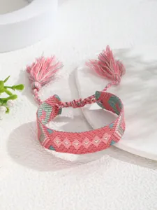 Detalle del bordado de la pulsera de la amistad tejida a mano en rosa y azul con borlas