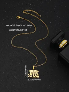 Dettaglio della collana con ciondolo a tocco del 2024 color oro su elegante sfondo nero