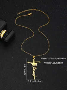 Dettaglio della collana dorata di laurea con ciondolo a tocco su sfondo scuro