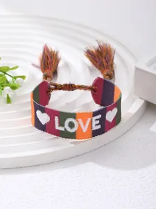 Primer plano de pulsera tejida bohemia con bordado LOVE y patrón de rayas coloridas