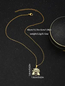 Dettaglio della collana di laurea 2024 con pendente a tocco su trama nera