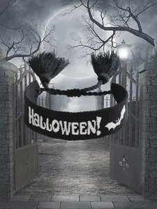 Detalle de pulsera tejida de Halloween con bordado de murciélago y borlas negras