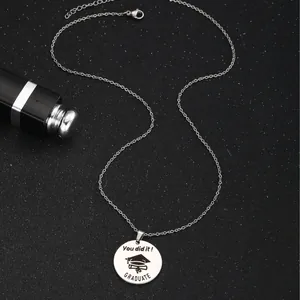 Collana di laurea in acciaio argento con incisione You did it e tocco accademico sul ciondolo