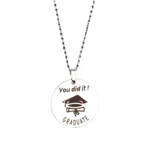 Collana di laurea in acciaio inossidabile lucido con ciondolo tondo inciso 'You did it!'