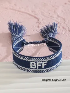 Detalle de la pulsera de la amistad BFF trenzada azul y blanca con bordados y borlas
