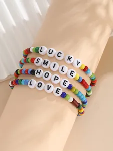 Vierteiliges Set bunter Perlenarmbänder mit LUCKY, SMILE, HOPE und LOVE Buchstabenperlen