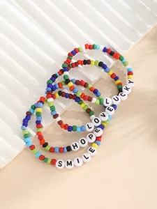 Detaillierte Nahaufnahme des böhmischen bunten Perlenarmband-Sets mit Lucky Love Hope Smile