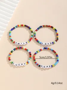 Detailansicht der bunten Boho-Perlenarmbänder mit SMILE- und HOPE-Buchstabenanhängern